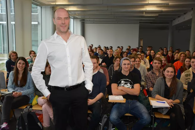 Schröder vor Studierenden