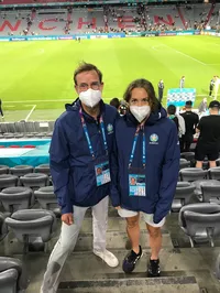 Prof. Halle und Dr. Esefeld beim dritten Gruppenspiel der deutschen Fußball-Nationalmannschaft gegen Ungarn