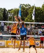 Angriffsschlag im Beachvolleyball mit Block