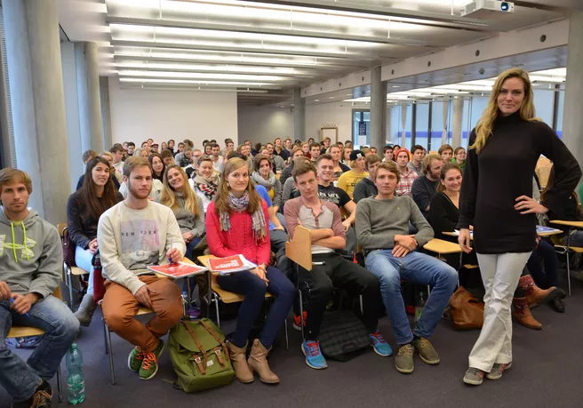 Julia Scharf vor Studierenden
