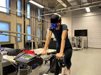 Abb 1. Probandin auf dem Radergometer zu Bestimmung des Fitnesslevels