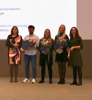 Dean Prof. Dr. Renate Oberhoffer (l.) and Diversity Officer Andrea Göttler (r.) with the award winners; Photo by: Isabel Uphoff