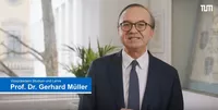 TUM-Vizepräsident Prof. Dr. Gerhard Müller bescheinigte den Absolvent_innen, dass sie unter hohen Anforderungen logisch denken, strukturiert arbeiten und im Team agieren könnten